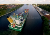 Kiel - Containerschiff im Nord - Ostseekanal