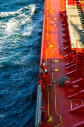 Kiel -  Tankerbesatzung bereitet Lotsenmanöver vor