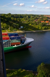 Kiel - Frachter unter der Holtenauer Hochbrücke 1
