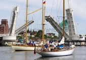 Classic Week 2014 - Kappeln - Peter von Seestermühe und Sente vor der Brücke