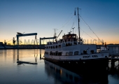 Werftkräne im Morgenlicht mit Dampfer "Stadt Kiel" 2