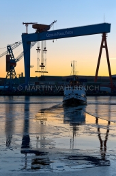 Werftkräne im Morgenlicht mit Dampfer "Stadt Kiel" 1