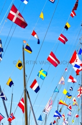 Flaggen am Yachthafen zur Classic Week 5