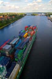 Kiel - Containerschiff im Nord - Ostseekanal 2