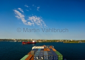 Kiel - Containerschiff bei Einfahrt in dei Holtenauer Schleuse 2