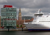 Kiel - Hafenhaus, Rathausturm und Schwedenfähre