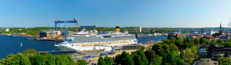 Panorama Kieler Förde mit Kreuzfahrtschiff