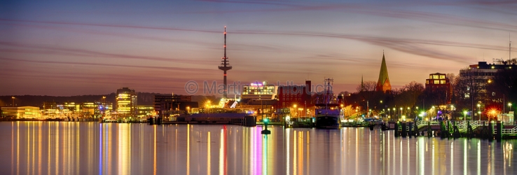 Panorama Kiel - Fördeufer und Innenstadt am Abend