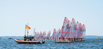 29er Class Euro Cup - Startreihe kurz vor dem Start. Die Schachwindverhältnisse lassen die Segler die Startreihe in gebogener Form einnehmen. Vorn das Schlauchboot des Race Comitee mit der Pin-End Flagge