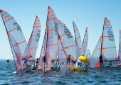 29er Class Euro Cup - Gedränge an der Luvmarkierung inklusive Tonnenberührung