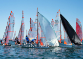 29er Class Euro Cup - Rundung der Luvmarkierung in dichtgedrängter Gruppe. Die Gennaker werden gesetzt. Vorn  Felix LLAURO und Lucas COZAR, ARG 21, vom Yacht Club Argentino