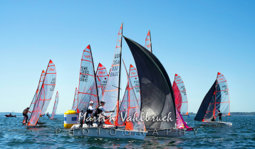 29er Class Euro Cup - Rundung der Luvmarkierung in dichtgedrängter Gruppe. Die Gennaker werden gesetzt. Vorn Johan MÜLLER und Hanno GEWINN, GER 3546, vom KYC und NRV