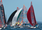 29er Class Euro Cup - enge Gruppe von Teilnehmerbooten nach dem Abfallen an der Luvmarke unter Gennaker. Mittig die späteren Siegerinnen Blanka SÓJKOWSKA und Julia NAGÓRSKA mit den gelben Leibchen der Führenden in der Halse