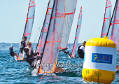 29er Class Euro Cup -  Hugo MADEC und Guirec GENDROT, FRA 13, vom EV LOCQUIREC, an der Luvtonne