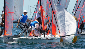 29er Class Euro Cup -  Henric WIGFORSS und William DRAKENBERG, SWE 3254, vom BYC und KSSS, setzen am Luvfass den Gennaker