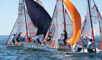 29er Class Euro Cup - Gedränge an der Luvmarkierung -mittig Miriam und Esther de Jong, NED 1120, vom WV BRAASSEMERMEER