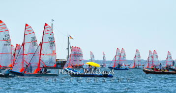 29er Class Euro Cup - bei diesem Wettbewerb war teilweise so wenig Wind, dass der Start warten musste. Dafür war die Sonnen heiß - hier ein Coachingboot mit Sonnenschirm in der Nähe der Startlinie