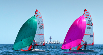 29er Class Euro Cup - Zwei Skiffs vor dem Kieler Leuchtturm, links  Lotta KRAUSE und Jule FEESER, GER 2038, vom KYC, rechts  Lena HACKMANN und Julia von GEYR, GER 3357, ebenfalls vom KYC