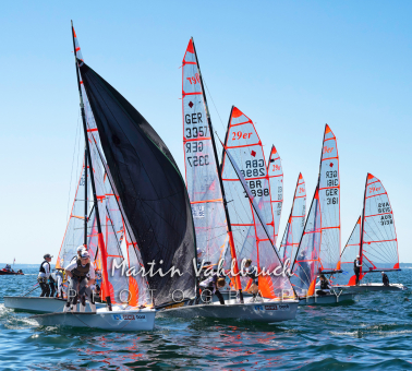 29er Class Euro Cup - Rundung der Luvmarkierung in dichtgedrängter Gruppe. Die Gennaker werden gesetzt. Links Johan MÜLLER und Hanno GEWINN, GER 3546, vom KYC und NRV