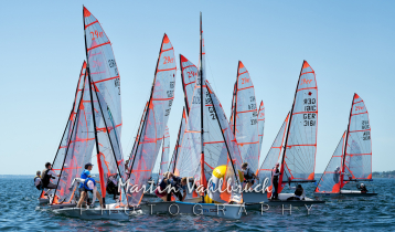 29er Class Euro Cup - Rundung der Luvmarkierung in dichtgedrängter Gruppe. Die Gennaker werden gesetzt. Vorn  links Felix LLAURO und Lucas COZAR, ARG 21, vom Yacht Club Argentino, vorn mittig Gwenaelle BROD und Marcus MURSTAD MORDT, NOR 3302, vom Bundefjordens Seilforening