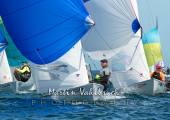 Flying Dutchman World Championship 2026 - drei Boote halten unter Spinnaker auf die Zielmarke zu.