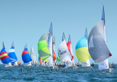 Flying Dutchman World Championship 2026 - Eine Teilnehmergruppe hält unter Spinnaker auf die Zielmarkierung zu