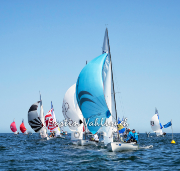 Flying Dutchman World Championship 2026 - Downwinds unter Spinnaker an der Zielmarkierung. Vorn Erik VETTER und Ralph AICHER, GER 85, vom Herrschinger Segelclub e. V.