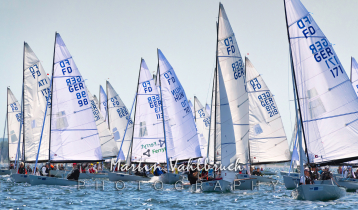 Flying Dutchman World Championship 2026 - Teilnehmerboote sammeln sich kurz vor dem Start einer Wettfahrt