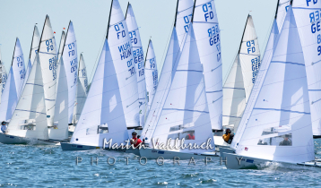 Flying Dutchman World Championship 2026 - Startreihe kurz nach dem Start im Gegenlicht. Vorn mittig Markus und Joshua von LEPEL, GER 17, Berliner Yacht-Club e.V., vorn rechts Hans-Peter SCHWARZ und Philipp SCHAY, GER 87, Herrschinger Segelclub e. V.