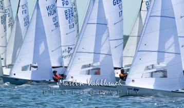 Flying Dutchman World Championship 2026 - Startreihe kurz nach dem Start im Gegenlicht. Vorn mittig Markus und Joshua von LEPEL, GER 17, Berliner Yacht-Club e.V., vorn rechts Hans-Peter SCHWARZ und Philipp SCHAY, GER 87, Herrschinger Segelclub e. V.