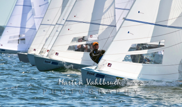 Flying Dutchman World Championship 2026 - Startreihe kurz nach dem Start im Gegenlich. Vorn Juan Luis PAEZ und José Luis RUIZ GIRON, ESP 99, vom REQL CLUB NAUTICO DE CADIZ
