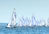 Flying Dutchman World Championship 2026 - Flying Dutchman World Championship 2026 - Das Teilnehmerfeld auf dem ersten Upwind - Leg. Vorn kinks die Zweitplatzierten  Kay-Uwe LÜDTKE und Kai SCHÄFERS, GER 88, vom Yachtclub Berlin-Grünau e. V.