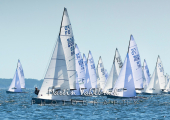Flying Dutchman World Championship 2026 - Flying Dutchman World Championship 2026 - Das Teilnehmerfeld auf dem ersten Upwind - Leg. Vorn kinks die Zweitplatzierten  Kay-Uwe LÜDTKE und Kai SCHÄFERS, GER 88, vom Yachtclub Berlin-Grünau e. V.