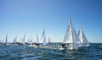an der Luvtonne. Vorn rechts Meike und Tom Greten, GER 76, vom Hannoverscher Yacht-Club e. V.