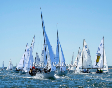 Flying Dutchman World Championship 2026 - Abfallen nach der Luvtonne. Vorn Hans-Peter SCHWARZ und Philipp SCHAY, GER 87, Herrschinger Segelclub e. V.