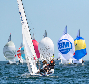 Flying Dutchman World Championship 2026 - Am leewärtigen Bahnende -  Pierfrancesco EUSTACHI und Paolo ROSSI, Platz 17, ITA 94, vom Verein Lega Navale Italina Porto san Giorgio, segeln,  bereits wieder Upwinds, einmer Gruppe Booten unter Spinnaker entgegen, die noch die Leewärtige Wendemarke ansteuern