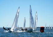 Flying Dutchman World Championship 2026 - Abfallen am Luvfass, vorn links Thomas RÖMMELT und Peter ZELLER, GER 91, Herrschinger Segelclub e. V., mittig  Max JAMBOR und Moritz REUMSCHÜSSEL, GER 171, Freie Vereinigung der Tourensegler Grünau 1898 e. V.