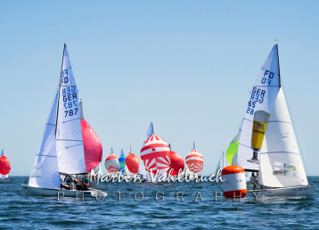 Flying Dutchman World Championship 2026 - An der Leewärtigen Bahnmarke - Boote unter Spinnaker. Vorn links  Jörg LANGNER und Jörg DIESTELMANN, GER /(/, vom Berliner Yacht-Club e.V., vorn rechts  Lukas GRETEN und Arne GRUSCHKA, GER 65, vom Hannoverscher Yacht-Club e. V