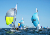 Flying Dutchman World Championship 2026 - Downwinds unter Spinnaker kurz vor dem Zeileinlauf. Vorn links  Rolf ALBERT und Axel PRIEGANN, GER 213, Segelsportverein Einheit Plauen e. V.,  rechts Erik VETTER und Ralph AICHER, GER 85, vom Herrschinger Segelclub e. V.