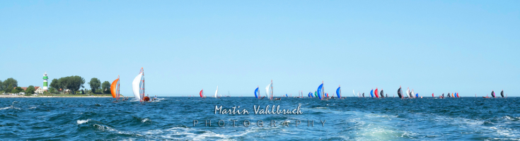 Flying Dutchman World Championship 2026 - Einlaufen nach den Rennen, links der Leuchtturm Bülk