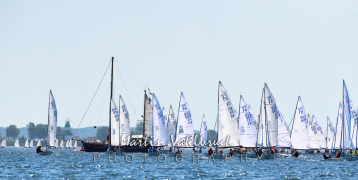 Flying Dutchman World Championship 2026 - Teilnehmerboote sammeln sich kurz vor dem Start einer Wettfahrt in der Nähe des Startschiffes
