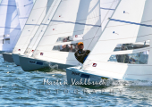 Flying Dutchman World Championship 2026 - Startreihe kurz nach dem Start Upwinds. Vorn  rechts Juan Luis PAEZ und José Luis RUIZ GIRON, ESP 99, vom REQL CLUB NAUTICO DE CADIZ