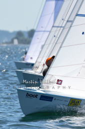 Flying Dutchman World Championship 2026 - Startreihe kurz nach dem Start vor Bülk upwinds. Ganz vorn Juan Luis PAEZ und José Luis RUIZ GIRON, ESP 99, vom REQL CLUB NAUTICO DE CADIZ