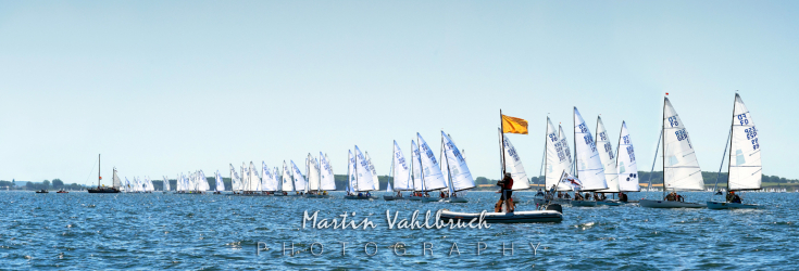 Flying Dutchman World Championship 2026 - Startreihe kurz vor dem Start. Links hinten das Startschiff, vorn ein Schlauchboot mit der Pin-End - Flagge