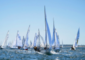 Flying Dutchman World Championship 2026 - Gedränge am Luvfass. Vorn Hans-Peter SCHWARZ und Philipp SCHAY, GER 87, vom Herrschinger Segelclub e. V.