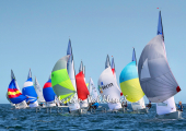 Flying Dutchman World Championship 2026 - Eine Teilnehmergruppe hält unter Spinnaker auf die Zielmarkierung zu