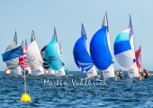 Flying Dutchman World Championship 2026 - Eine Teilnehmergruppe hält unter Spinnaker auf die Zielmarkierung zu