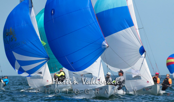 Flying Dutchman World Championship 2026 - drei Boote halten unter Spinnaker auf die Zielmarke zu.
