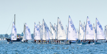 Flying Dutchman World Championship 2026 - Teilnehmerboote sammeln sich kurz vor dem Start einer Wettfahrt in der Nähe des Startschiffes