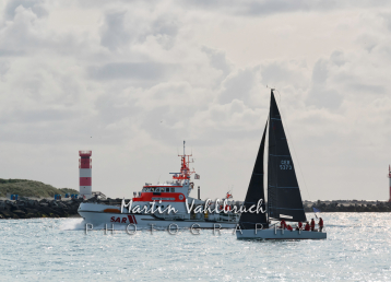 W7 Sebamed-Cup  Helgoländer Acht - GER 5373 "Topas" mit Rettungskreuzer Hermann Rudolf Meyer